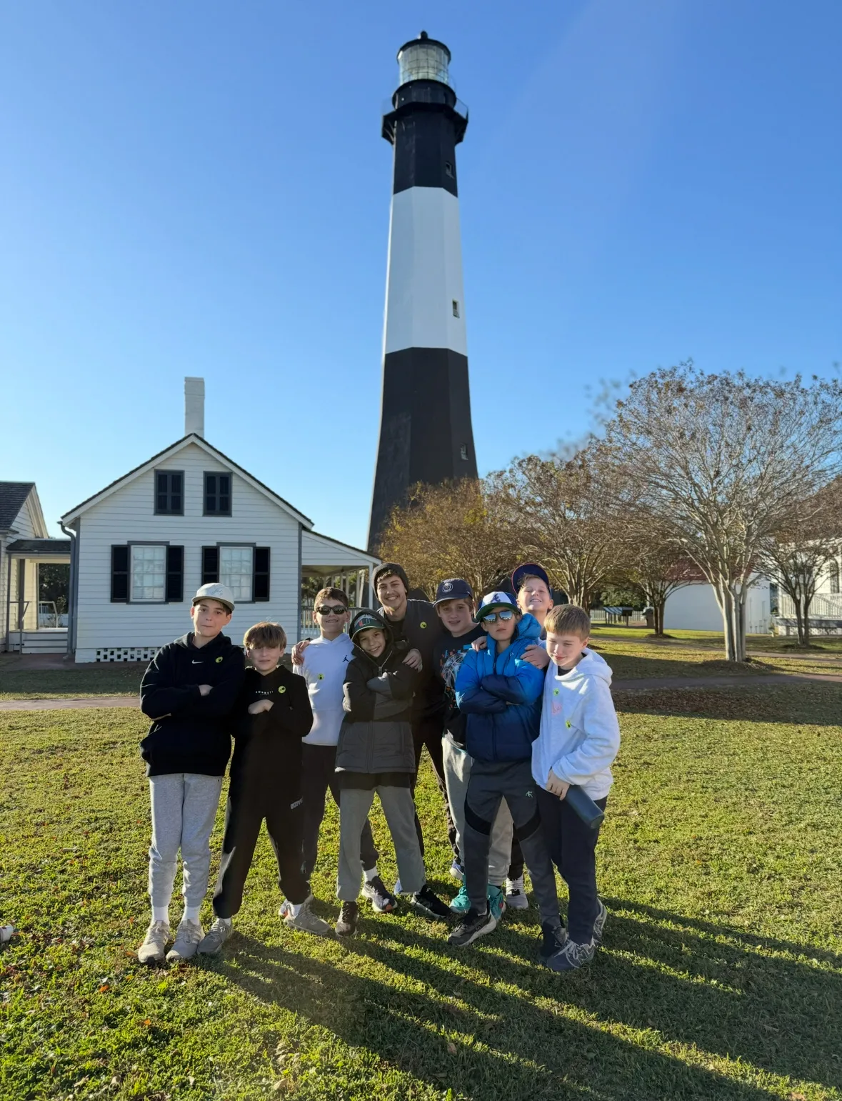 One 2025-2026 Shinshinim on field trip to lighthouse with jewish students