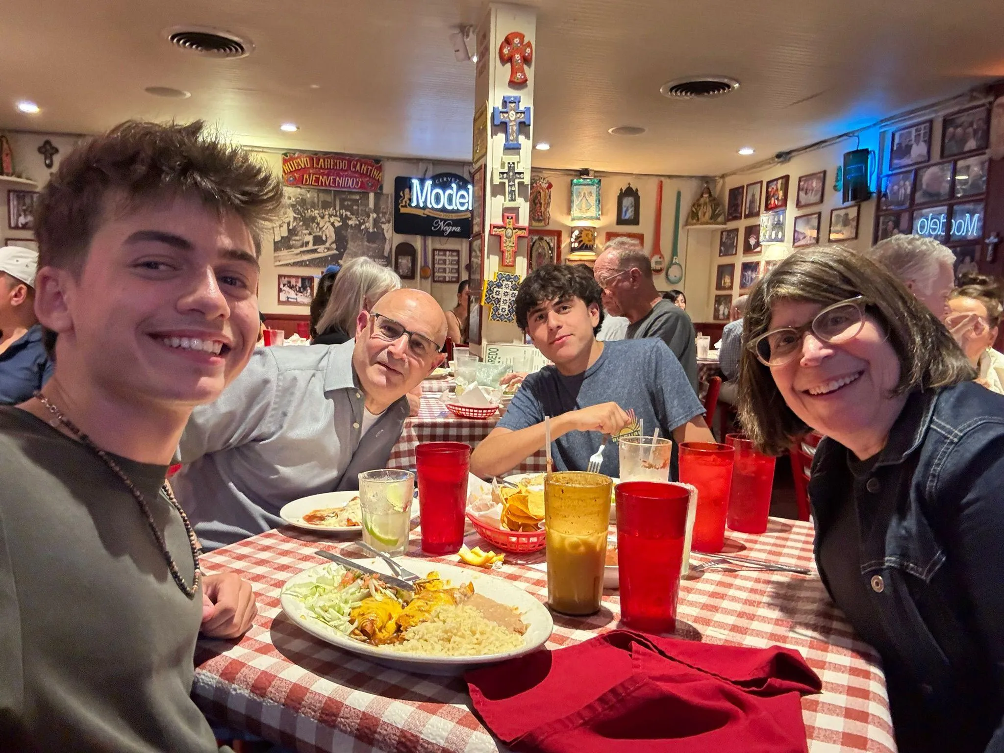 Shinshinim with host family the Frankels